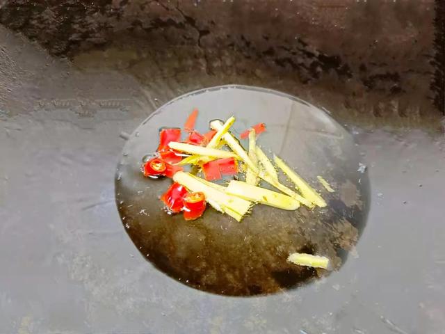 天冷给孩子吃什么好？记得用包菜和鸡蛋做道下饭菜，维生素U丰富