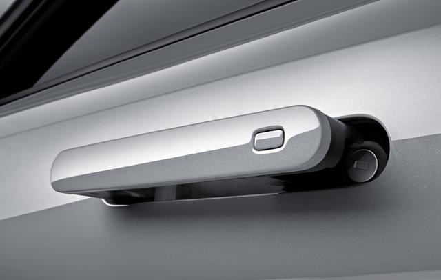 长安UNI-V全球首发亮相，“未来科技运动轿跑”超感驾临