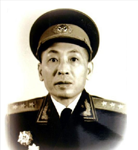 伪军中将给粟裕送了盒烟，粟裕发现不对大喊：部队集合，电台关闭