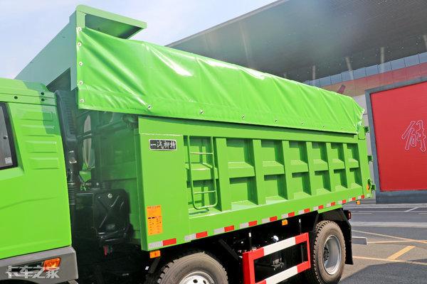 拉砂石料自卸车