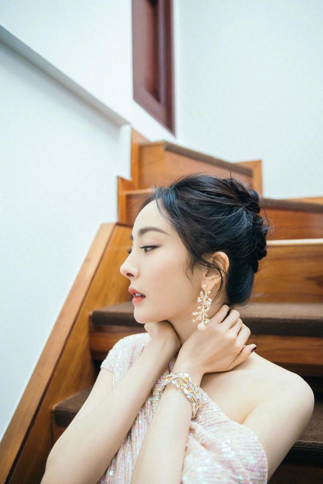 杨幂微博之夜2021造型(杨幂魔性身材最新照片)-天晟网