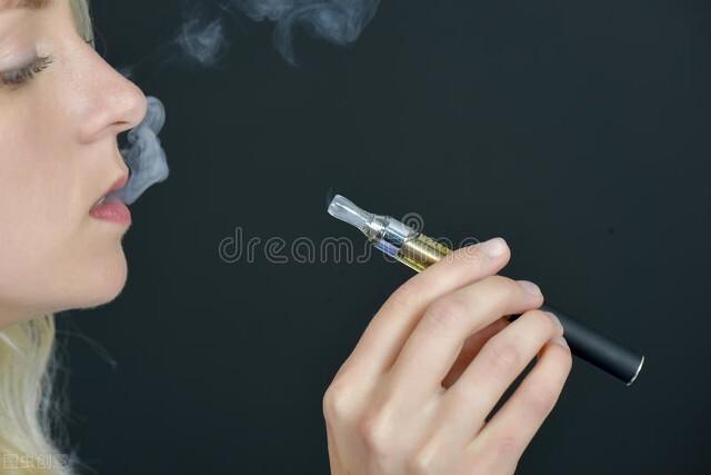 吸烟的人长寿，还是不吸烟的人更长寿？