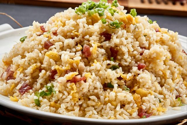 做蛋炒饭时 下锅前多做1步 色泽金黄诱人 米饭粒粒分明不粘连 全网搜