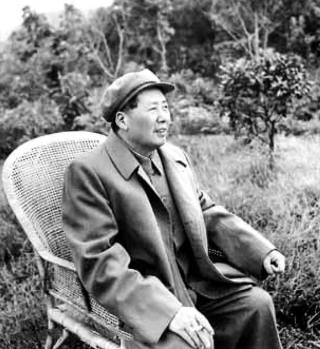 毛主席数次拒绝堂弟毛泽荣进京，1972年见面后埋怨：怎么才来看我