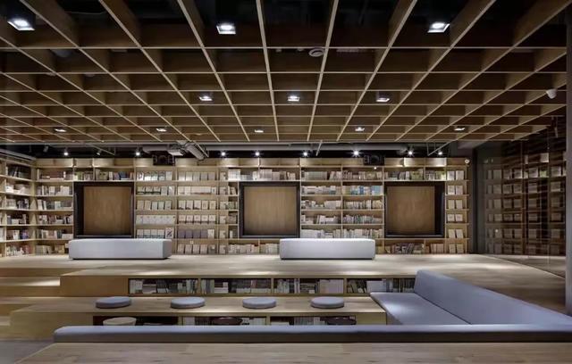 天天被人白嫖，还年入千亿！最佛系老字号，凭啥干翻网红店？