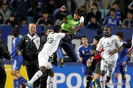 盘点韩国足球没有体育精神的丑陋场面，拒绝握手只是小巫见大巫