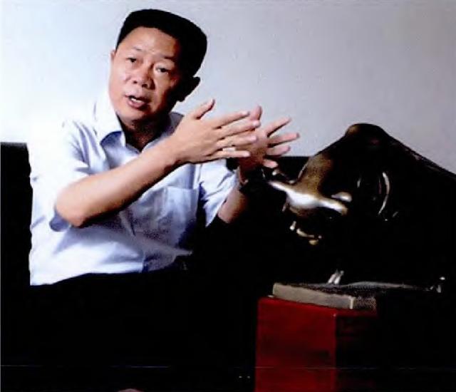 养猪第一股的覆灭史：侯建芳偷偷套现4.62亿，雏鹰负债182亿退市