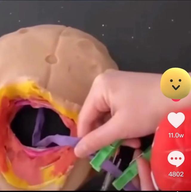 儿子四岁生日，妈妈用橡皮泥模拟剖腹产，网友直呼“太硬核”