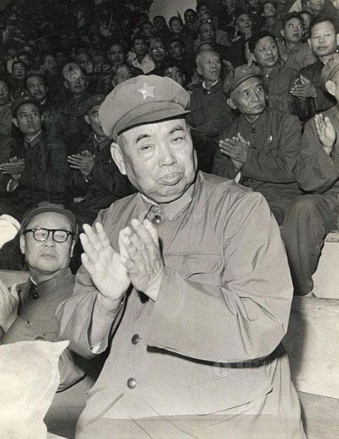 1973年，毛泽东为何要将大军区司令员对调？邓小平：还是主席高明