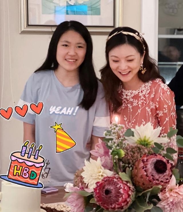 张艺谋为陈婷庆祝40岁生日 送鲜花甜蜜祝福 老婆生日快乐 娱乐 搜片资讯网