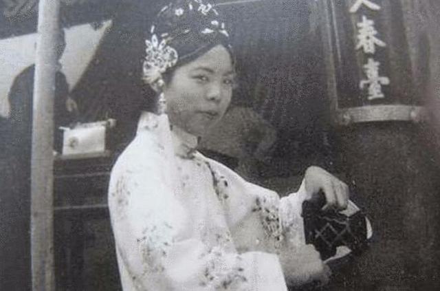 1953年，44岁妇女傅玉芳临死前向环卫工丈夫坦白：我曾是大清皇妃