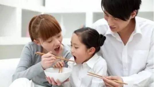 8岁没下地走过路，冷了烧家具取暖，父母的溺爱让孩子23岁饿死在家里