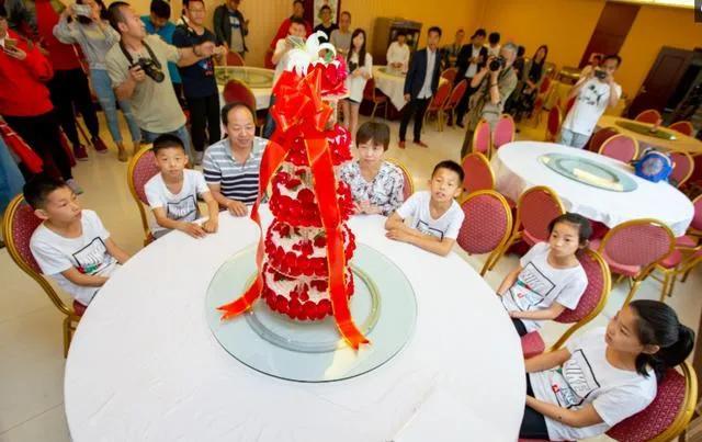 累人的五胞胎，开心的父母