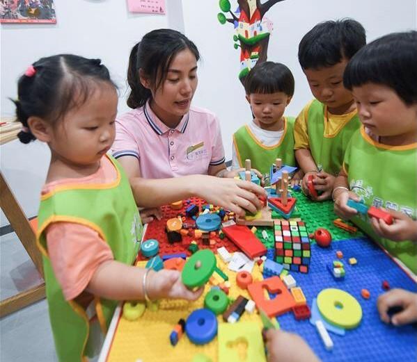 要不要给孩子报早教班