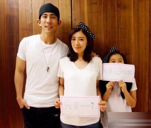 修杰楷最新全家福 侄女扎马尾辫很可爱 贾静雯弟媳长得眉目清秀 太阳信息网