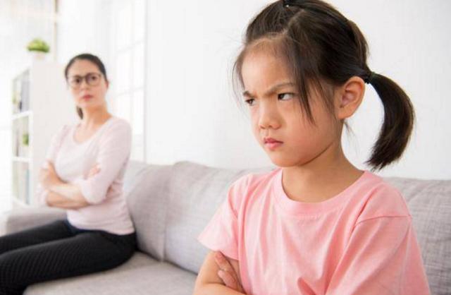 孩子身上有这四种表现时，家长们别不在意，说明他们正在变自卑