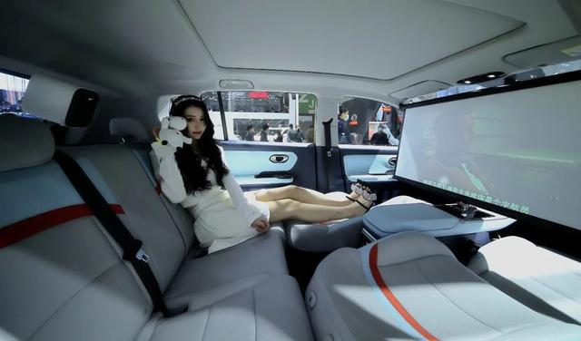 从女王副驾到移动大床房，现在的新势力一个比一个会玩