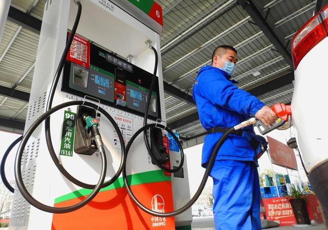 降了！降了！能源价格大幅回落，本月19号油价将如何调整？