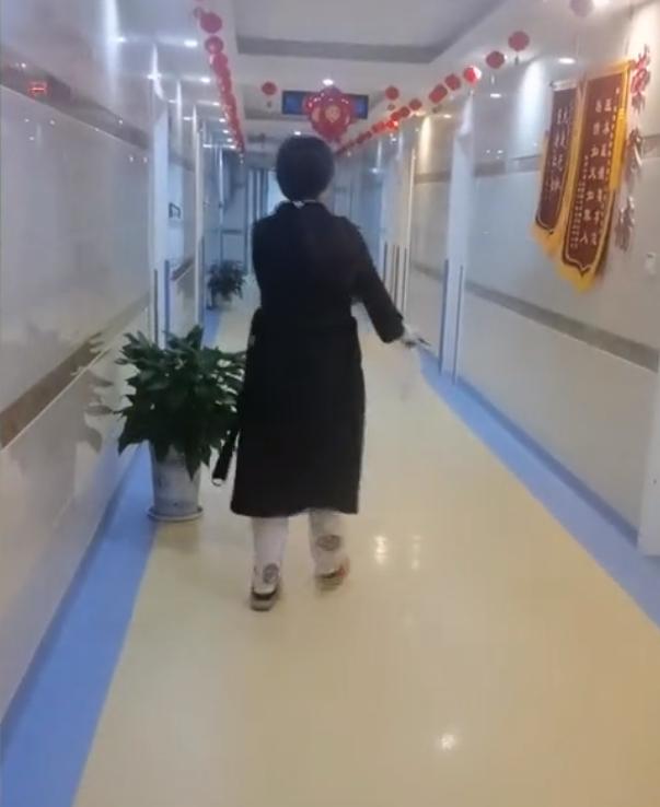 湖南一女子15分钟生完孩子，从容走出产房自己穿鞋，家人都看懵了