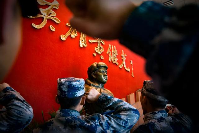 那位惊天一跃堵枪眼的青年，已经离开我们68年了