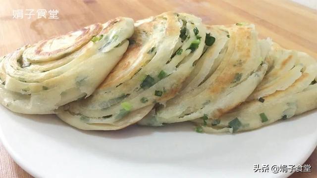 葱油饼简单好吃的做法 开水一烫 一拉一卷 外酥里软 劲道层多 美食指南 首富资讯