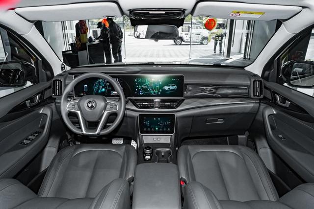 一公里才7分钱，7.9破百+3块大屏，还能自动驾驶，实拍威马W6