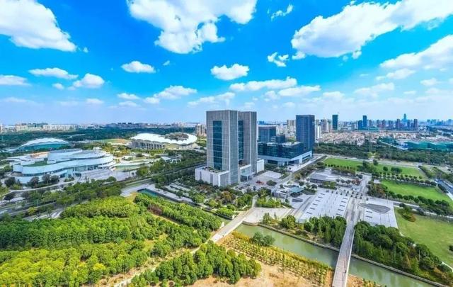 GDP突破2000亿元的县级市，一共有6个，都位于华东地区