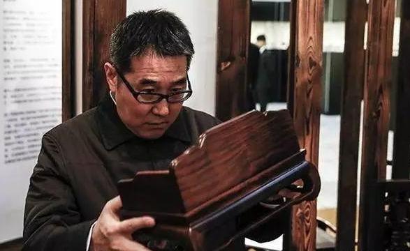 岩男郎:王朔马未都喊他大哥，陆毅刘烨都是他捧红，海岩才是京圈大牛人