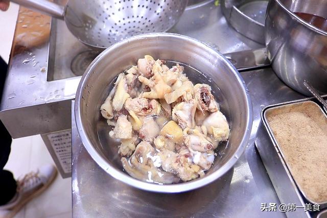 辣炒雞需要先焯水嗎？廚師長做法很講究，香辣嫩滑，地道飯店味 健身 第7张