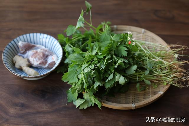 女人要好好爱自己，2块钱益母草煮汤，每个月煮4次，暖腹不受寒凉