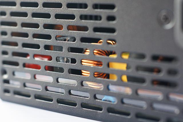 省電更安靜：曜越TT鋼影PF1 650白金電源體驗