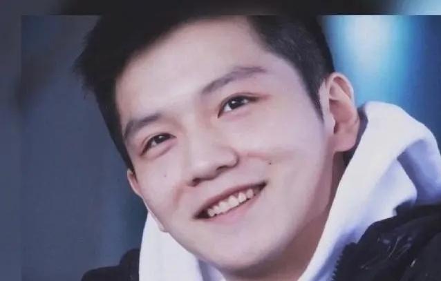 全红婵小鸟依人，趴在樊振东的肩膀，坐在旁边的许昕有些“吃醋”