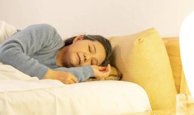 上年纪后疾病加速爆发！牢记“不睡两觉，远离两水”，为长寿助力