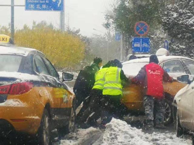 的哥的姐感慨说：换电站铲冰扫雪换电忙