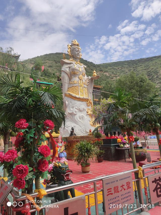 西宁出发前往湟源方向,途经国寺营村附近时可下高速,沿京拉线向前十