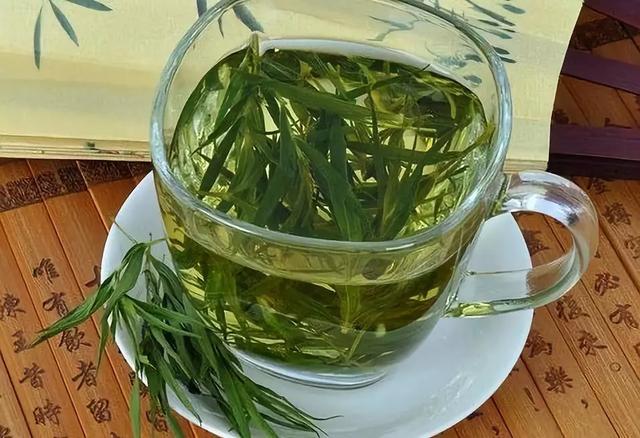 常听“每天八杯水”和“多喝水”？这几类朋友要少喝