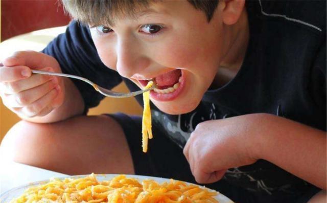 家里有孩子的，3种食物尽量少吃，没营养还对大脑没好处