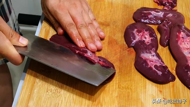 炒腰花時，最忌直接下鍋炒，教你正確做法，脆嫩爽口不腥氣，真香