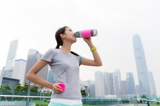 高血压患者要多喝水？有说法的，健康喝水还得牢记这5点