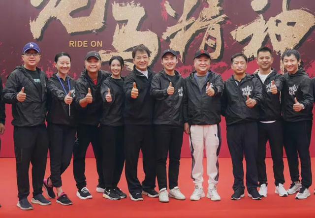 成龙新片开机显老态，头发稀疏成空气刘海，不拍打戏搭档令人意外