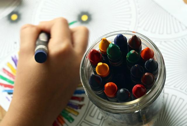 妈妈画画中途离开，男孩妙笔生花添“女主”，画风瞬间变滑稽