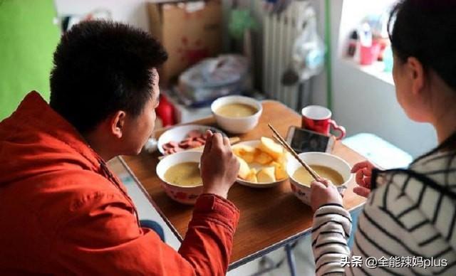 又一“花式啃老”兴起？子女把家长蒙在鼓里，还大夸自己努力