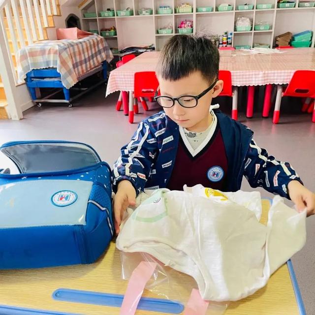 人类幼崽成长记：吃饭收拾样样行