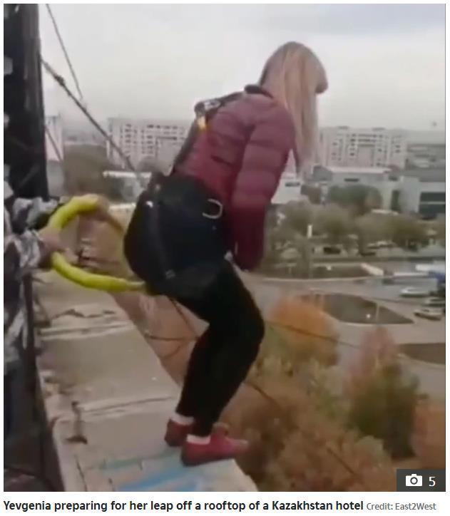 绳索还未固定好就往下跳！外国蹦极女子从25米高楼坠地，拖行数米撞墙后死亡