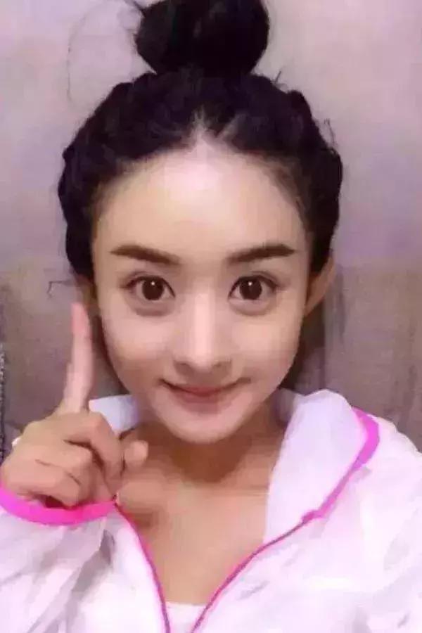 铜铃眼03点评:杏眼画上上翘的眼尾后,秒变桃花眼,立马可以从可爱型