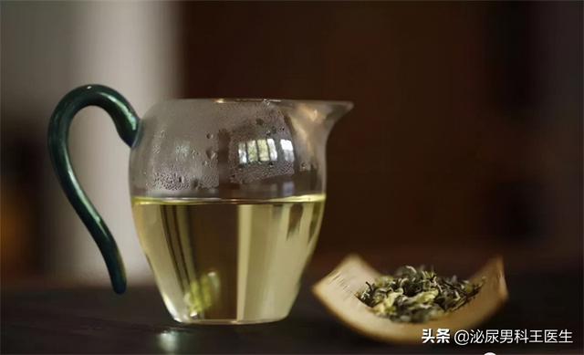 尿酸高，如何让尿酸排出体外？医生总结：3个办法，实用又有效