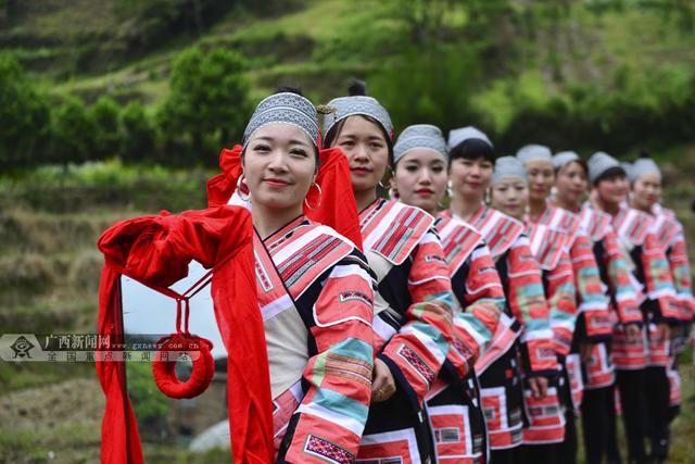 花炮节是哪个民族的节日:嗨翻了！广西龙胜瑶族群众欢庆花炮节 上万名中外游客参与