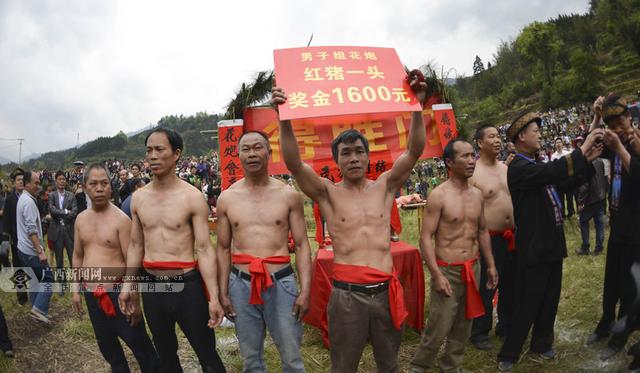 花炮节是哪个民族的节日:嗨翻了！广西龙胜瑶族群众欢庆花炮节 上万名中外游客参与