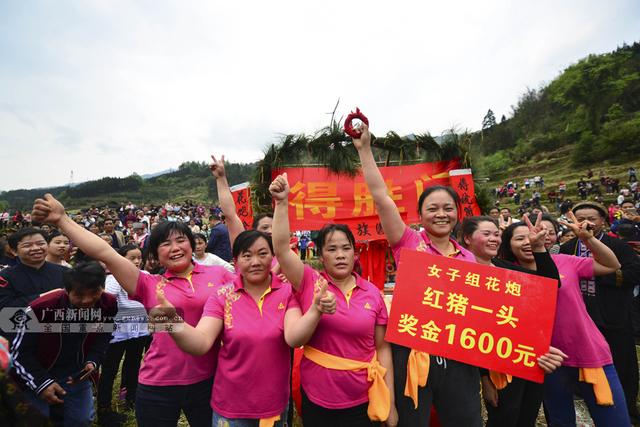 花炮节是哪个民族的节日:嗨翻了！广西龙胜瑶族群众欢庆花炮节 上万名中外游客参与