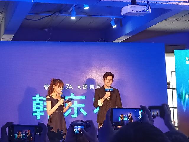 [云端云中君朋友圈自动点赞]，荣耀7x深色模式在哪设置